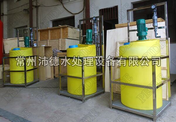 沛德水处理单泵单桶自动加药系统正在生产当中