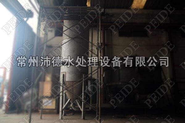 图为沛德水处理工程师正在为活性砂过滤器进行装砂试压调试