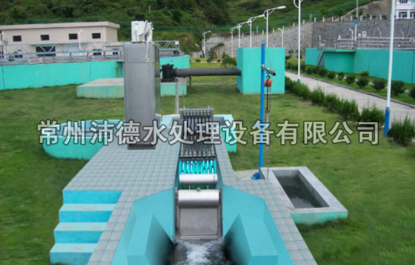 图为某城市污水厂明渠式紫外线杀菌器正在运行现场