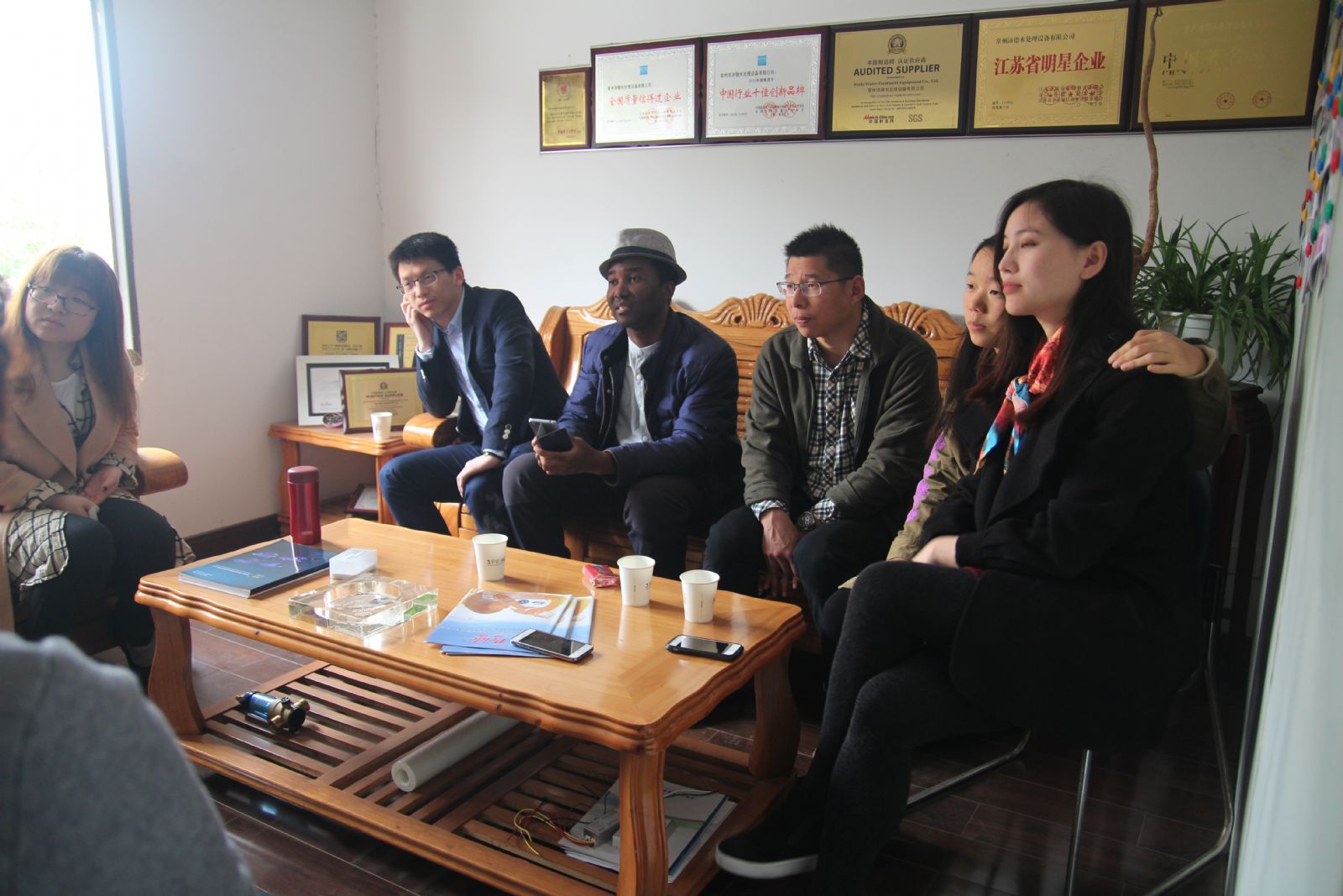 图为欧洲客户与我公司人员就如何利用紫外光催化氧化设备来降低印染废水色度的相关问题进行讨论2