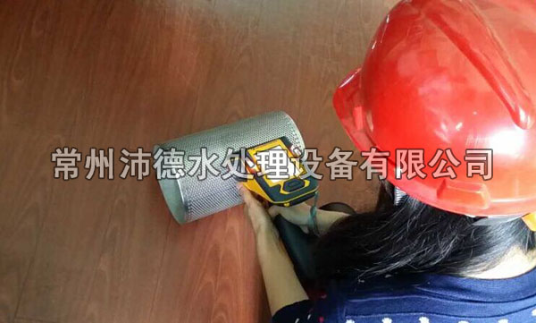 沛德水处理公司检测部门人员对过滤器滤网进行检测