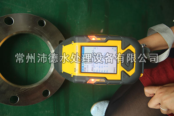 沛德水处理公司检测部门人员对过滤器法兰进行检测