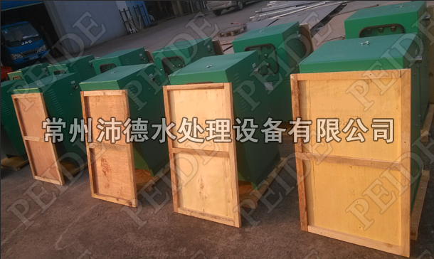 水箱消毒机正在进行木箱包装